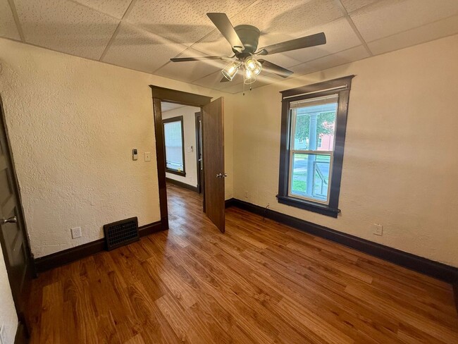 Building Photo - 915 S 3rd Ave