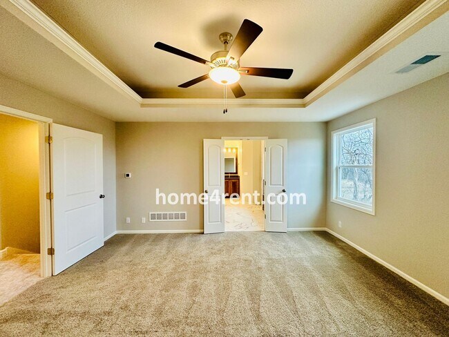 Building Photo - Nearly New Luxury Home in Blue Valley Schools!