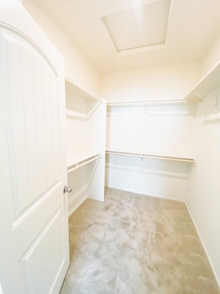 Building Photo - 30436 Town Square Dr