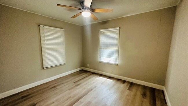 Building Photo - 1409 E Mistletoe Ave