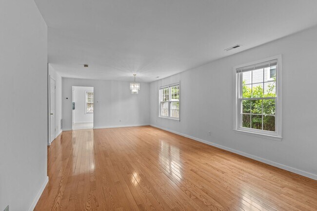 Building Photo - 14 Aster Way