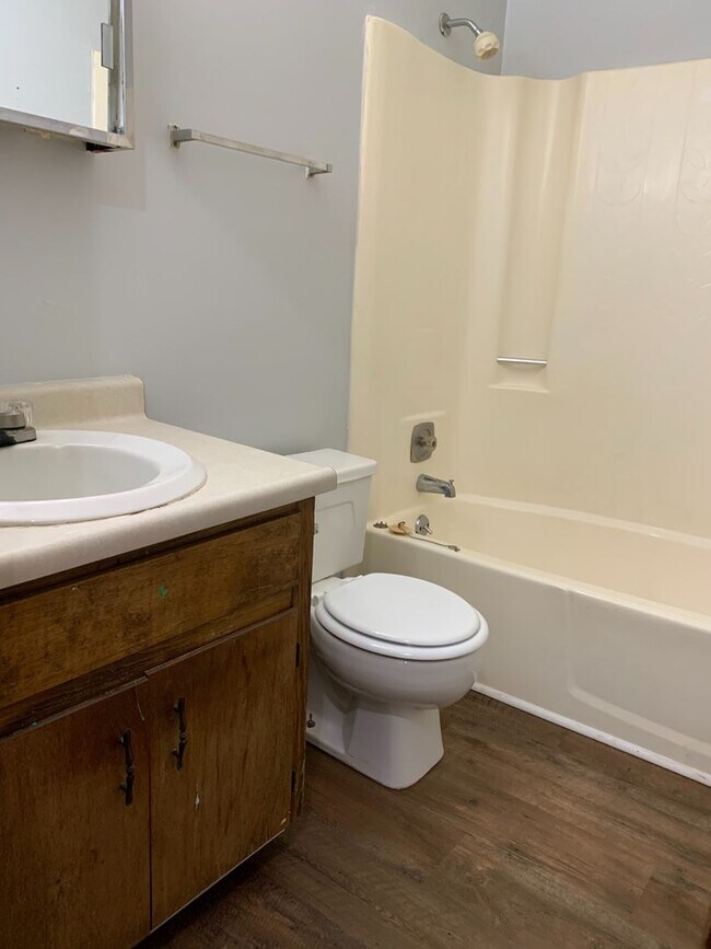 Building Photo - 2 Bedroom Duplex on Eastside!!