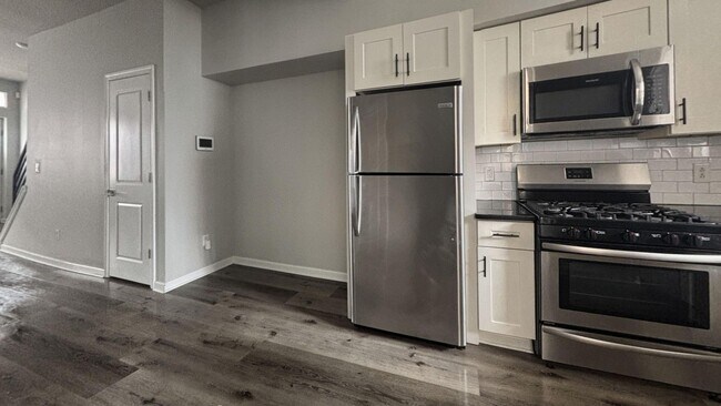 Building Photo - Modern 3-Bed Philly Row Home with Charm