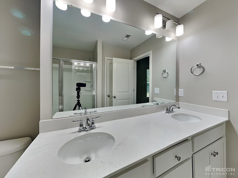 Building Photo - 200 Spring Knoll Dr