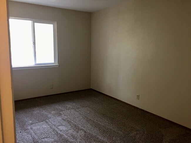 Building Photo - 1489 St James Pky