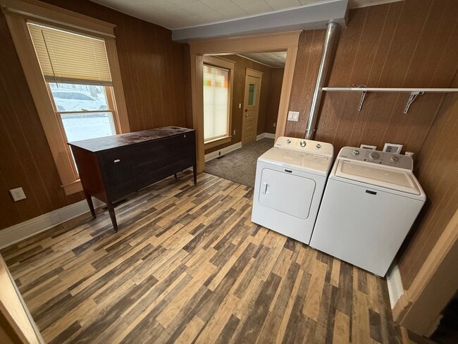 Building Photo - 426 1st St NW