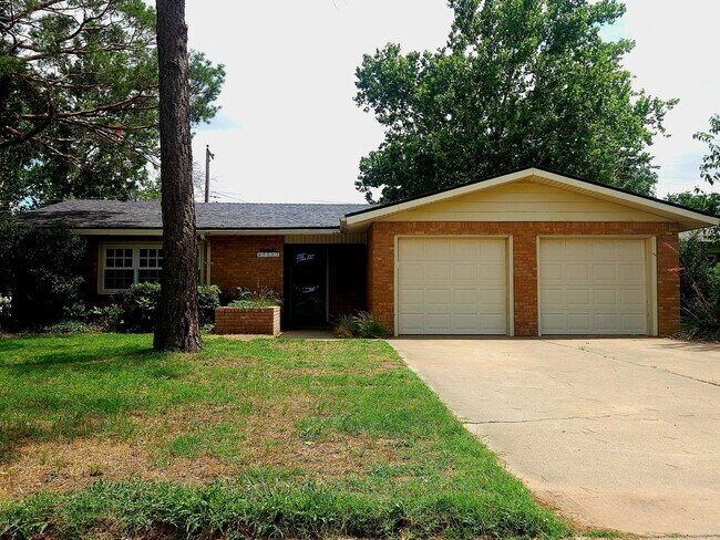 Building Photo - Beautiful 3 Bedroom Home With A Huge Bonus...