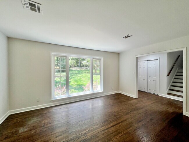 Building Photo - SPACIOUS 4 BEDROOM CLOSE TO MATTHEWS!