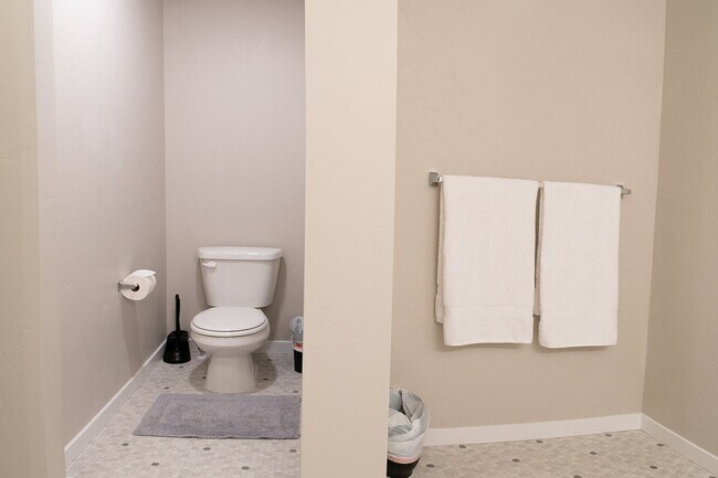 Building Photo - 4 bed 2 bath with bonus room