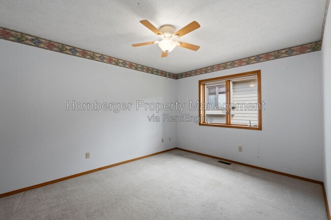 Building Photo - 9811 N Comanche Dr