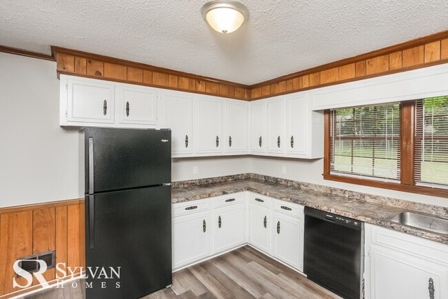 Building Photo - Come view this charming brick home