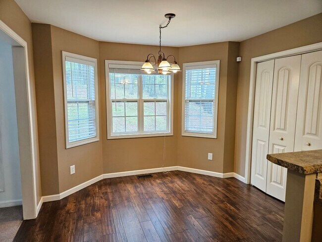 Building Photo - Rare 3 bedroom 2.5 bath home located in Dallas