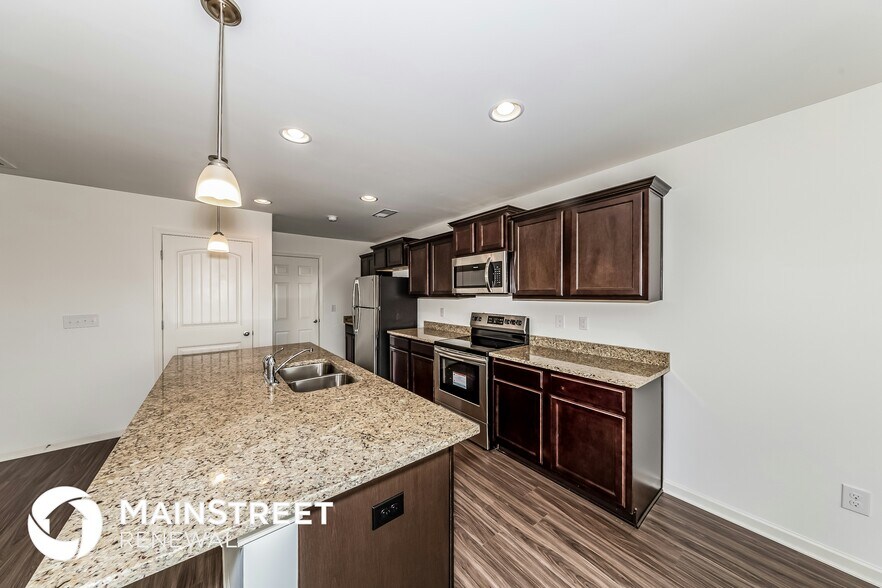 Building Photo - 940 Hawthorn Ln