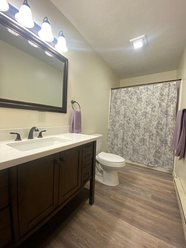 Building Photo - One level Home - 3 Bedroom w/ Garage- Available 08/05!