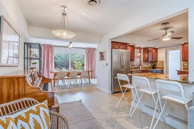 Building Photo - 1512 E Hawthorne Cir