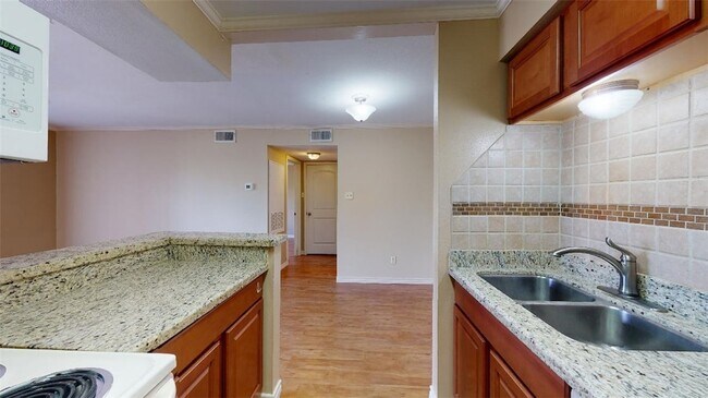 Building Photo - 904 University Oaks Blvd