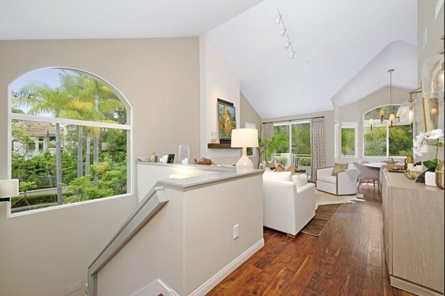 Building Photo - 718 Palisades Dr