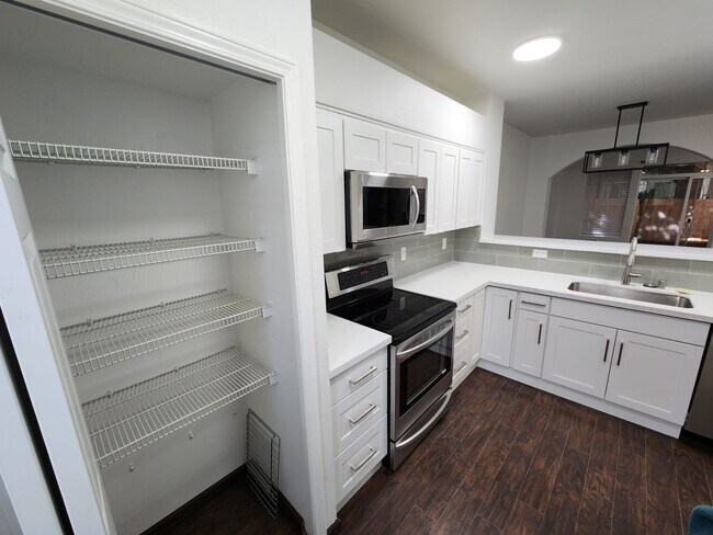 Building Photo - Renovated 3 Bedroom Condo