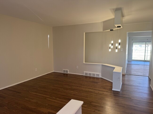 Building Photo - 8669 Crestview Dr