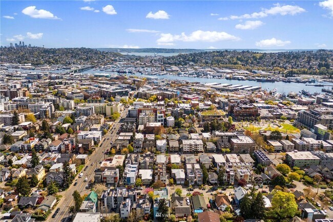 Building Photo - Contemporary 3 Bed 2.5 Bath Home with Rooftop Deck in Ballard