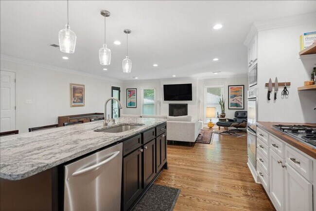 Building Photo - 847 S Mendenhall Rd