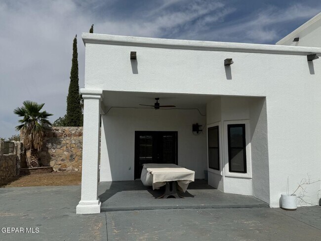Building Photo - 1605 Playa Del Sol St