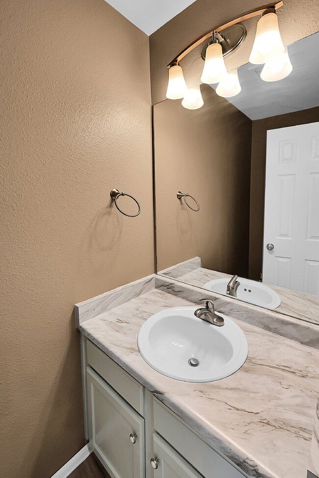 Building Photo - $2,050.00, 3 bed, 2.5 bath, located in Pal...