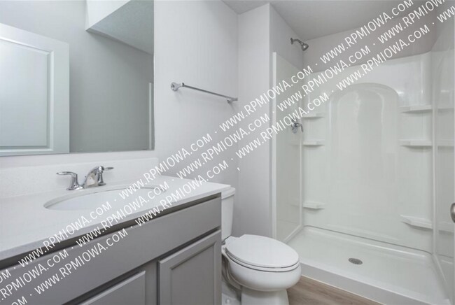 Building Photo - 755 Linden St