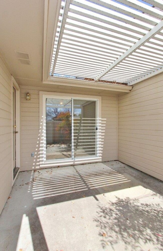 Building Photo - Single-Level Townhome Nestled in SE Boise