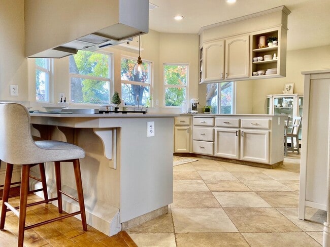 Building Photo - 4 br, 2.5 bath House - 2593 E Jenny Ave