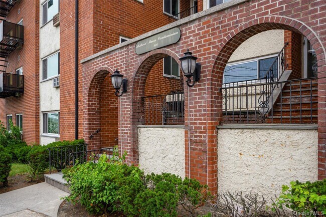 Building Photo - 900 Midland Ave