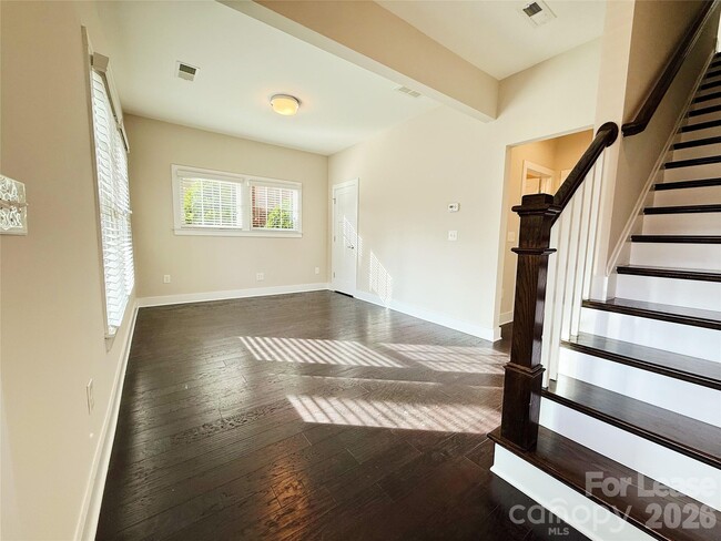 Building Photo - 1424 W 4th St