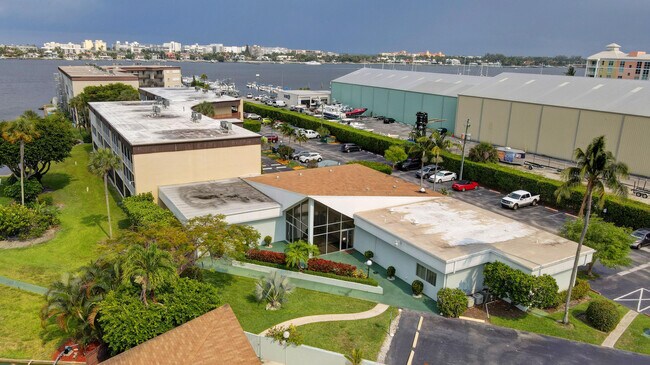 Building Photo - 896 N Federal Hwy