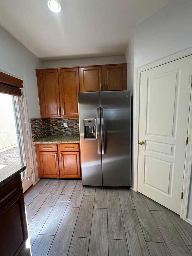 Building Photo - 4 BEDROOM HOME IN POWER RANCH