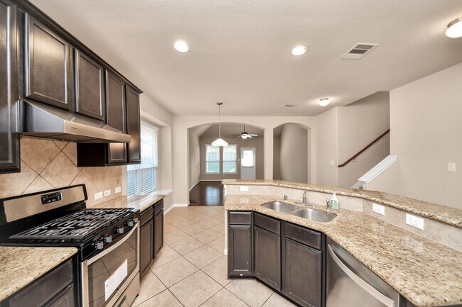Building Photo - 3115 Lake Dr