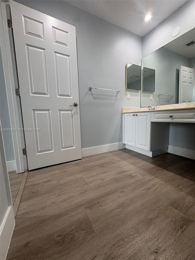 Building Photo - 2100 Greenview Shores Blvd