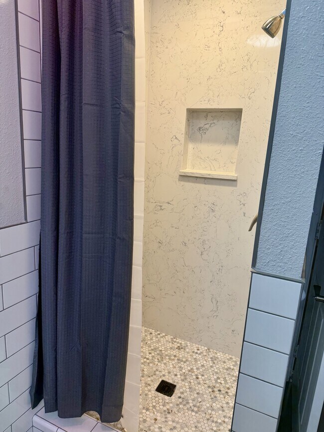 Building Photo - 972 S Hope Ave