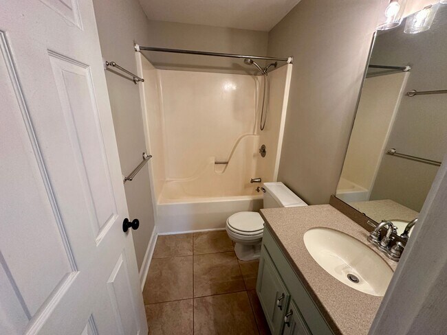 Building Photo - Beautifully Updated Townhome in the Heart of Clemson