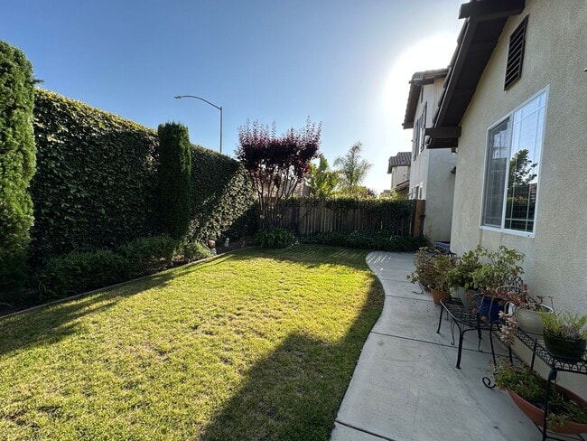 Building Photo - La Ventana Estates 3 bdrm Townhome Available