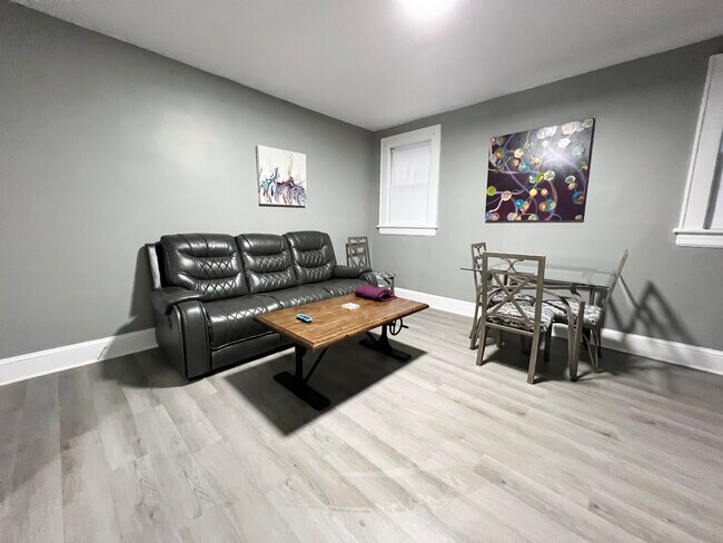 Building Photo - 817 Ferdinand Ave SW