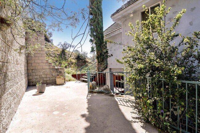Building Photo - 8527 Wonderland Ave