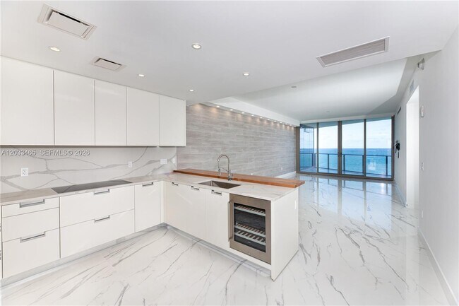 Building Photo - 15701 Collins Ave