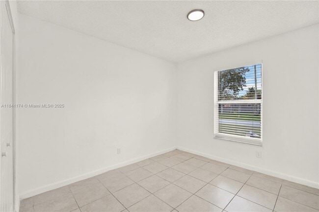 Building Photo - 941 SW 7th Ct