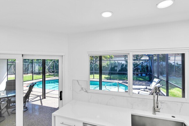 Building Photo - 798 E Boca Raton Rd