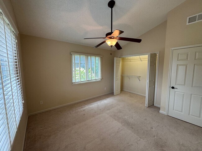 Building Photo - Weaverville - Well Kept Townhome with Flex Space