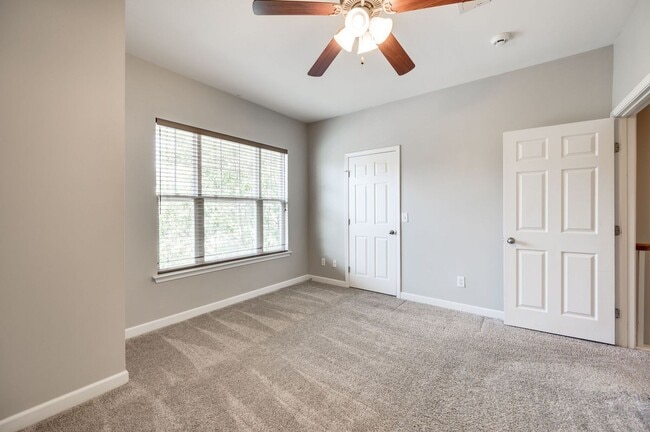 Building Photo - Awesome 2BE/2.5BA in the Pristine Park at ...