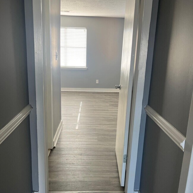 Building Photo - 421 Redding Rd