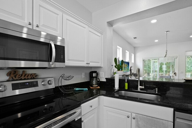 Building Photo - 211 Hampton Cir