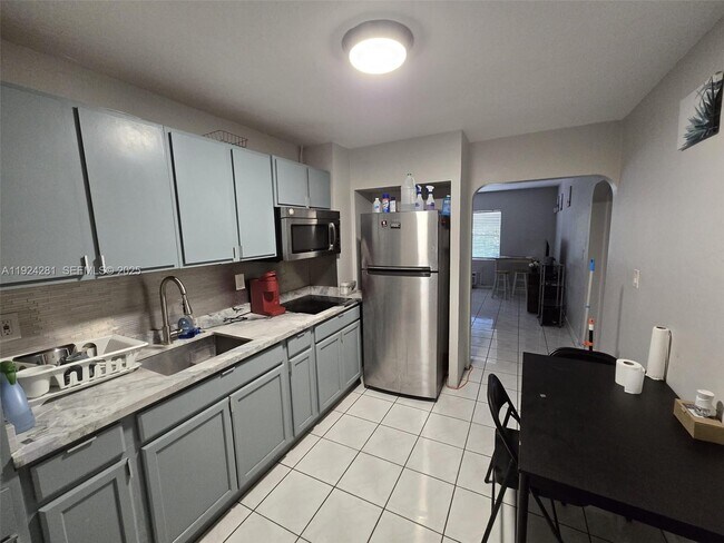 Building Photo - 1117 NE 17th Way