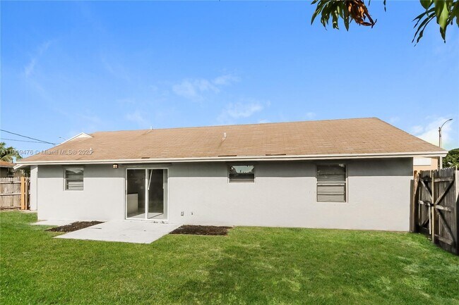 Building Photo - 2152 NE 1st Ct